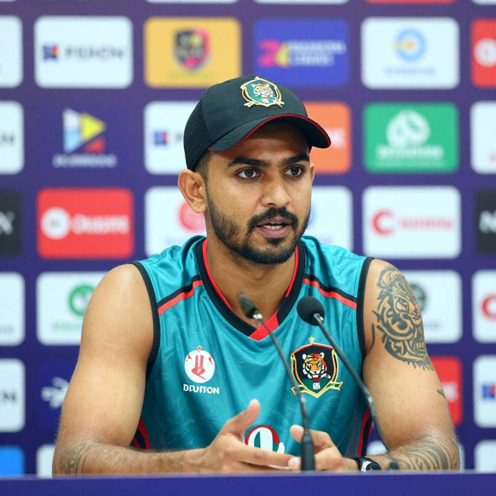 হাতুড়ির শব্দ: নিলামের টাকা আর মাঠের নামের মধ্যে যে দূরত্ব হাতুড়ির শব্দ: নিলামের টাকা আর মাঠের নামের মধ্যে যে দূরত্ব