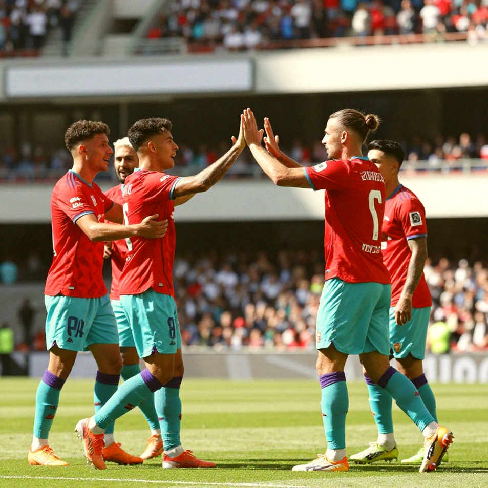 Koeman's Back Three Is Breaking on the Right: Quinten Timber's First Touch, Gravenberch's Bench, and Crystal Palace's Risk Koeman's Back Three Is Breaking on the Right: Quinten Timber's First Touch, Gravenberch's Bench, and Crystal Palace's Risk