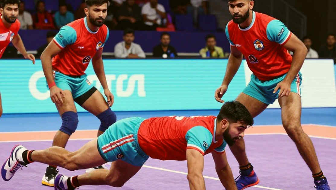তিনজন ডিফেন্ডার, দুই পয়েন্ট: কাবাডির নিয়মবই শাস্তি পাওয়া দলকেই অস্ত্র দেয়, আর ফুটবল সেই পাঠ নেয়নি
