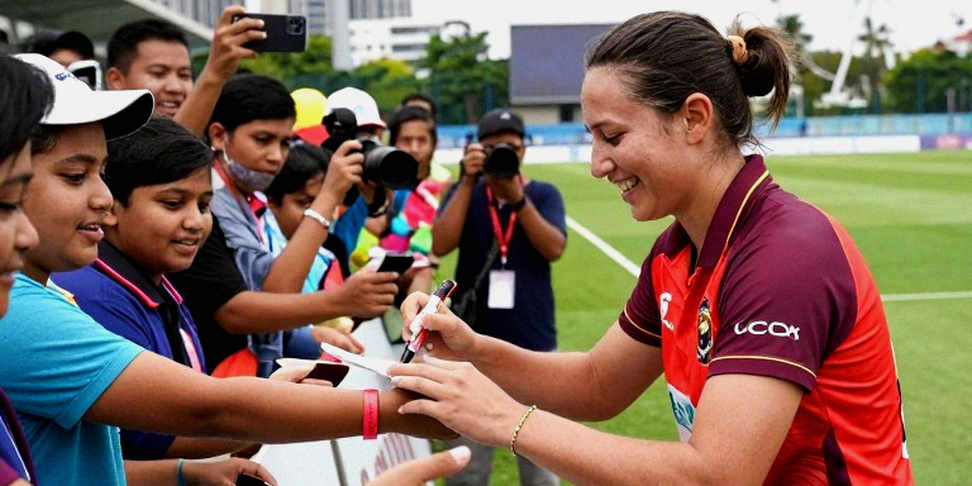 আবুধাবির সেই সকাল: হাসান মাহমুদের হ্যাটট্রিক, রহমতের একলা শতক এবং টেস্ট ক্রিকেটের এক অসম্পূর্ণ সত্য আবুধাবির সেই সকাল: হাসান মাহমুদের হ্যাটট্রিক, রহমতের একলা শতক এবং টেস্ট ক্রিকেটের এক অসম্পূর্ণ সত্য